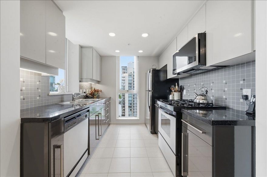 2002 1408 Strathmore Mews