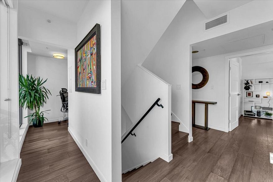 PH2502 999 Seymour Street