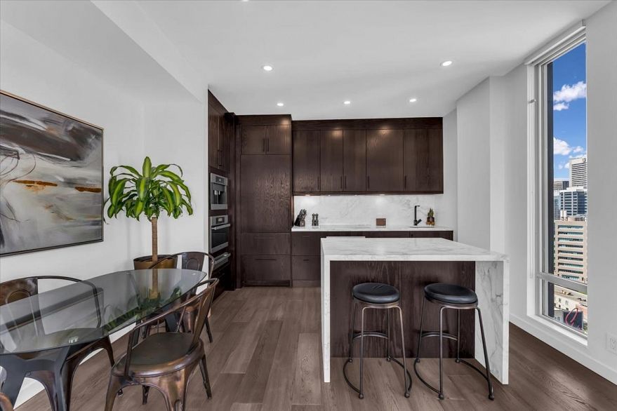 PH2502 999 Seymour Street