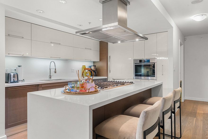 903 8 Smithe Mews