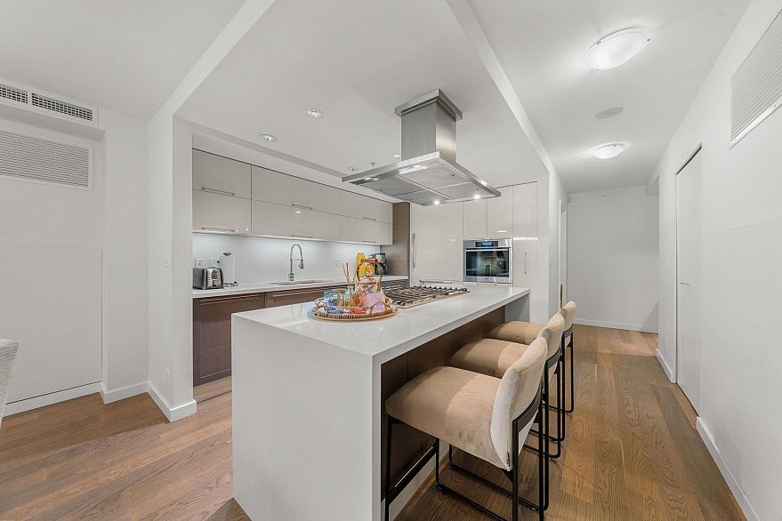 903 8 Smithe Mews