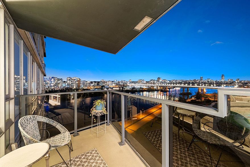 903 8 Smithe Mews