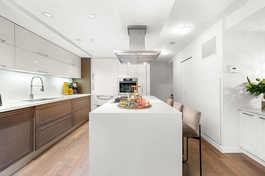 903 8 Smithe Mews