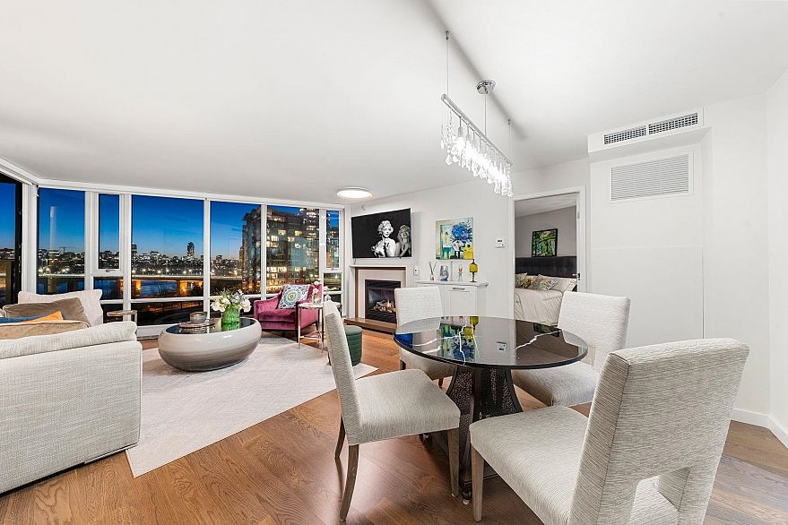903 8 Smithe Mews