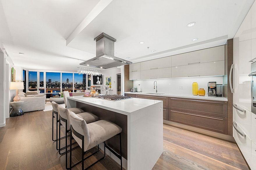 903 8 Smithe Mews