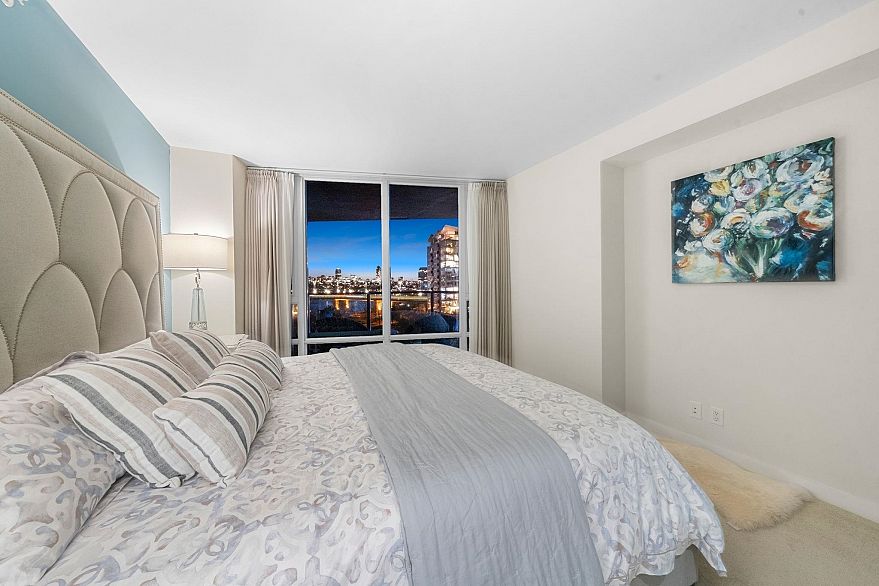 903 8 Smithe Mews