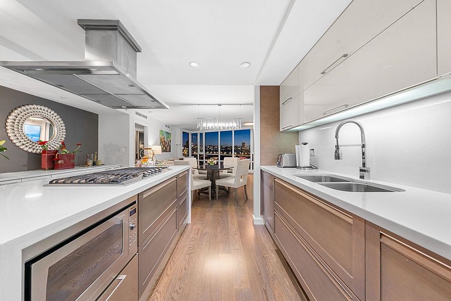 903 8 Smithe Mews