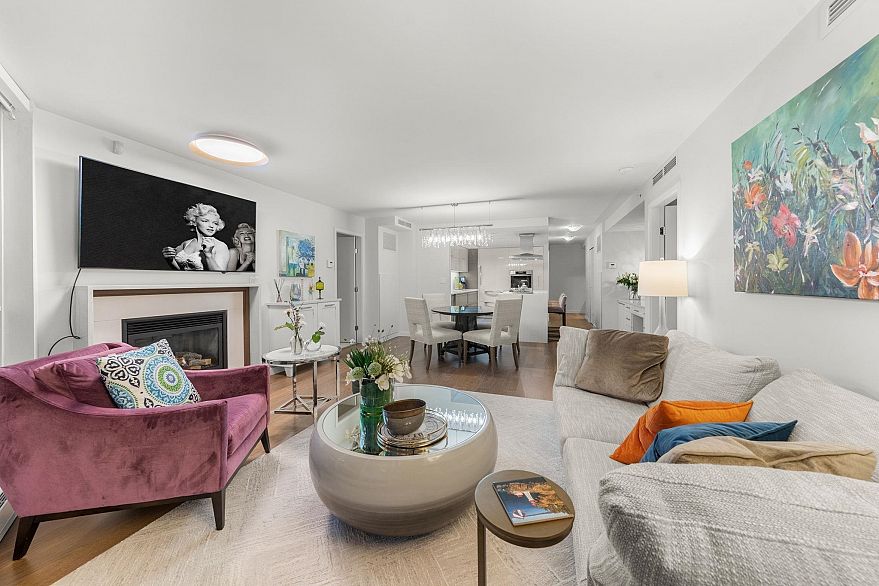 903 8 Smithe Mews