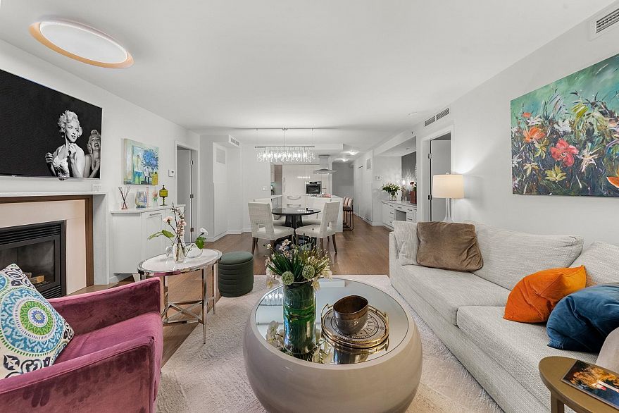 903 8 Smithe Mews