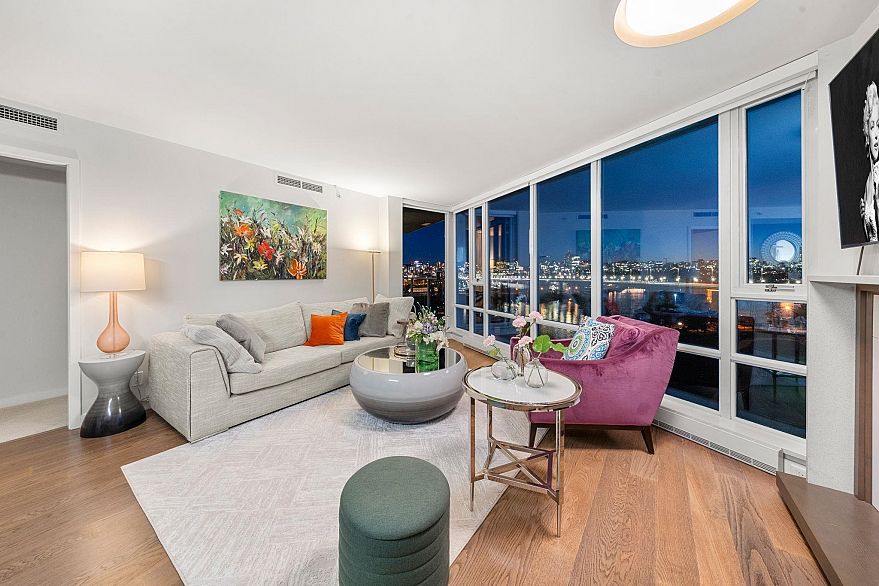 903 8 Smithe Mews