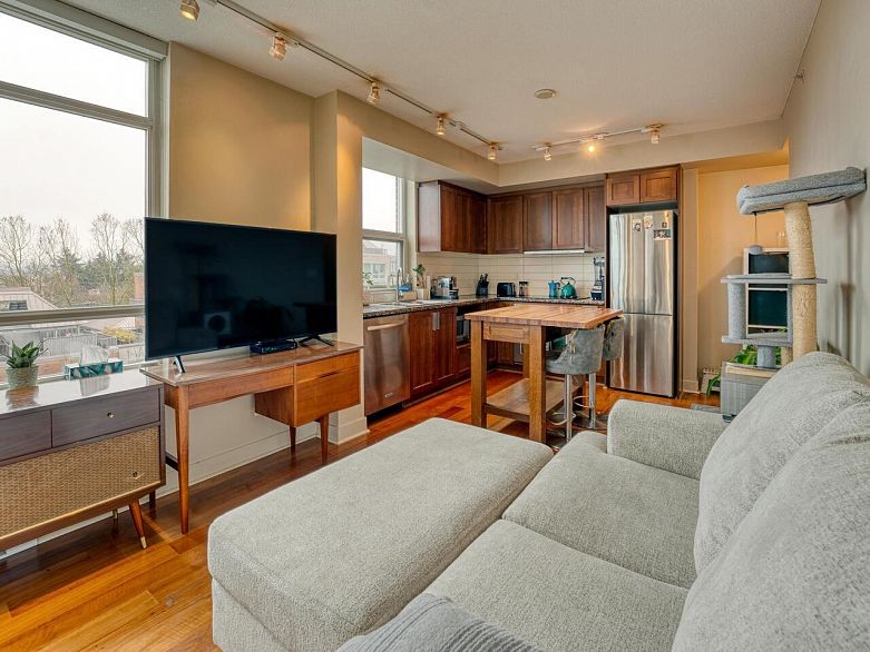 710 2228 W Broadway