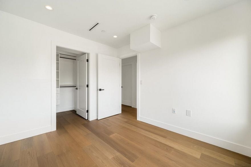 1 950 W 17th Avenue