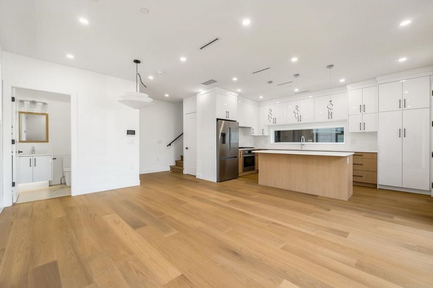 1 950 W 17th Avenue
