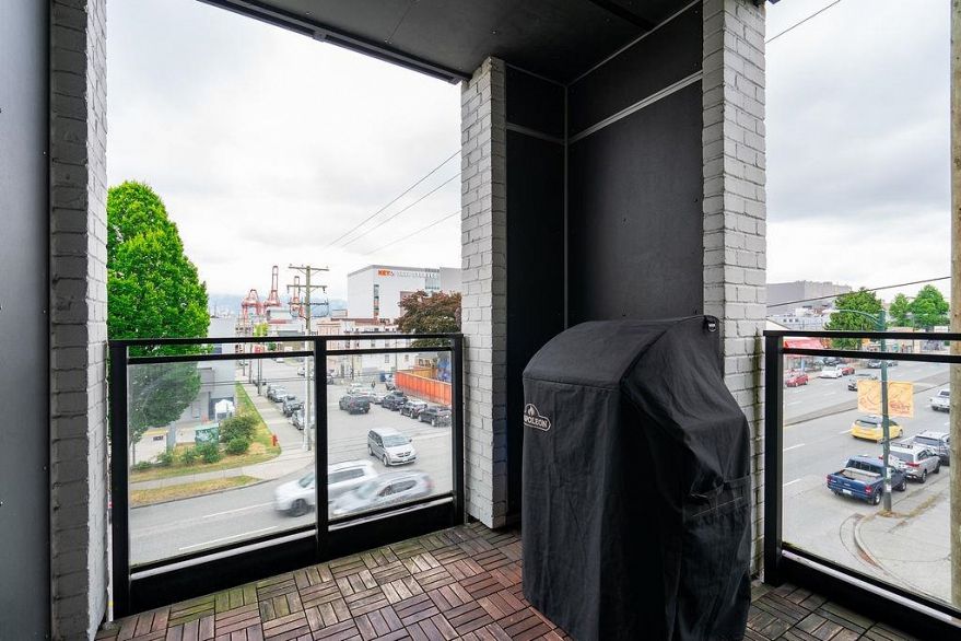 324 1588 E Hastings Street