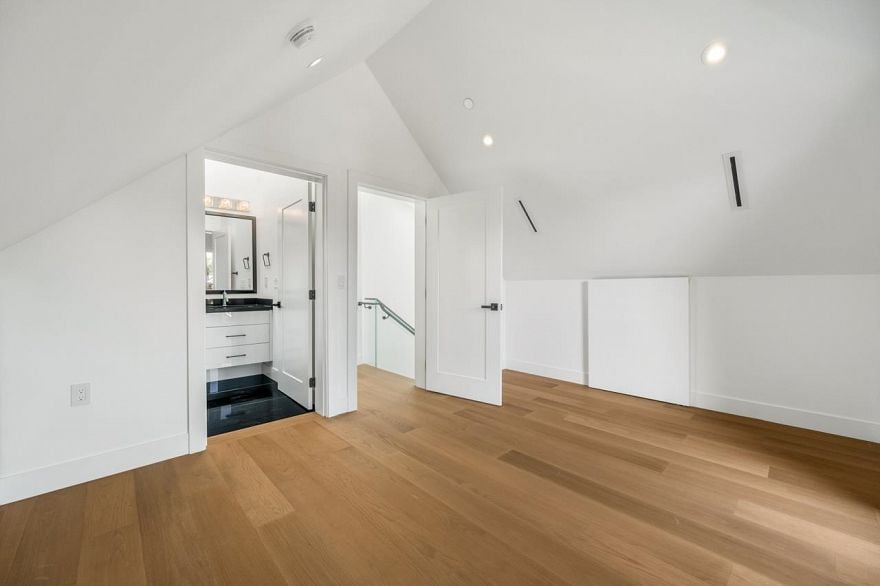 1 950 W 17th Avenue
