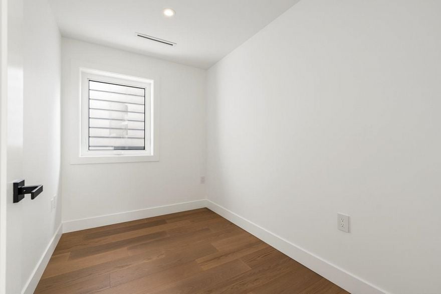 1 950 W 17th Avenue