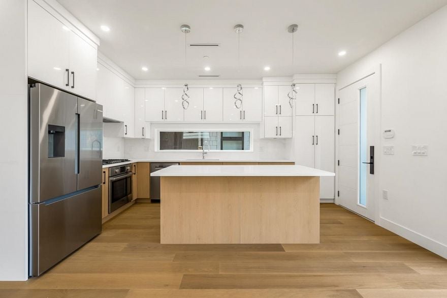 1 950 W 17th Avenue