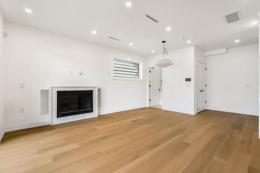 1 950 W 17th Avenue