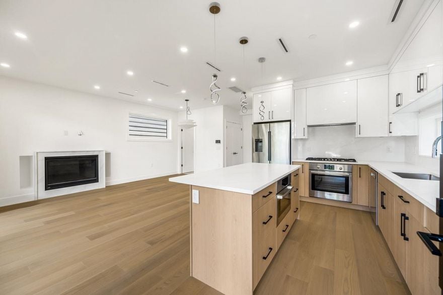 1 950 W 17th Avenue