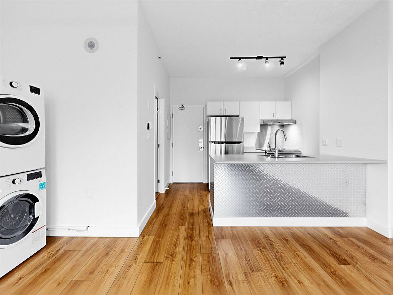 302 22 E Cordova Street