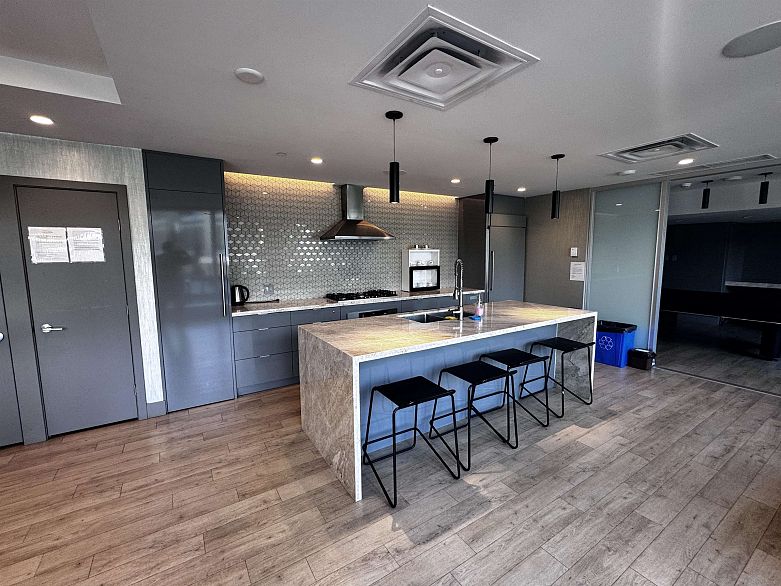 1904 8189 Cambie Street