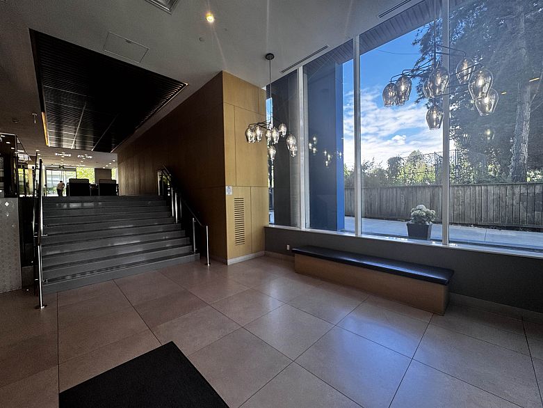 1904 8189 Cambie Street