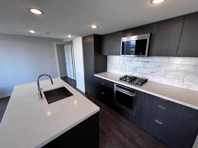 1904 8189 Cambie Street