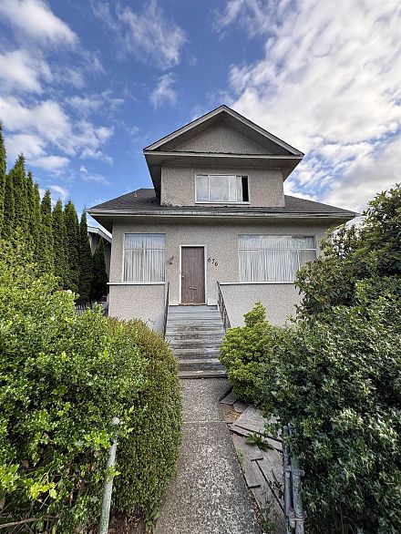 676 E King Edward Avenue
