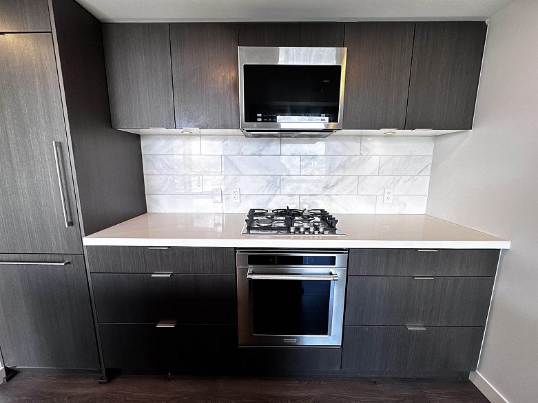 1904 8189 Cambie Street