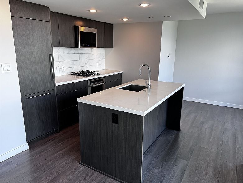 1904 8189 Cambie Street