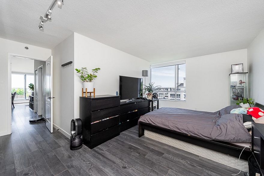 1403 3061 E Kent Avenue North