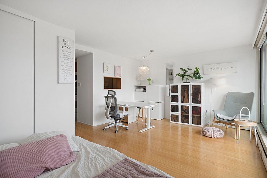 1703 1330 Harwood Street