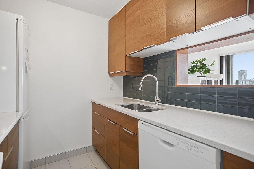 1703 1330 Harwood Street