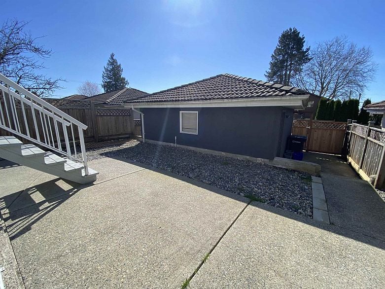 1 Bed Suite 5536 NEVILLE STREET, Burnaby BC V5J 2H7