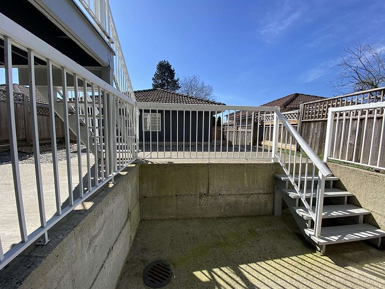 1 Bed Suite 5536 NEVILLE STREET, Burnaby BC V5J 2H7