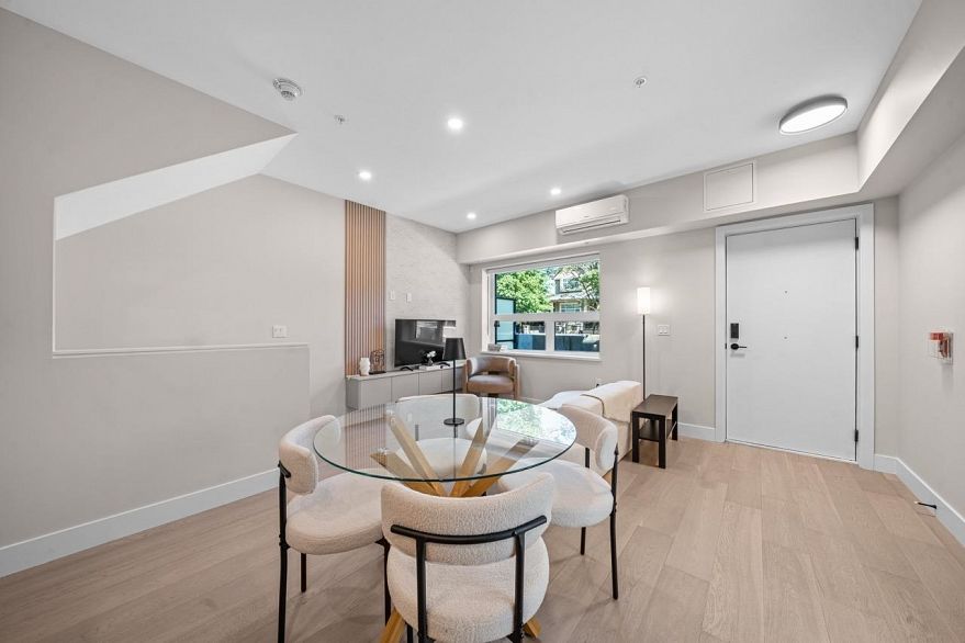130 W Woodstock Avenue