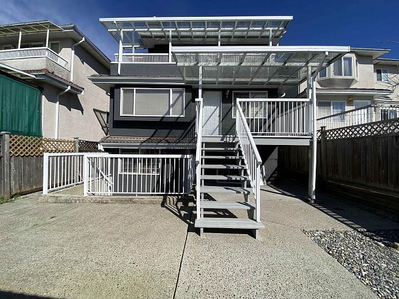 1 Bed Suite 5536 NEVILLE STREET, Burnaby BC V5J 2H7