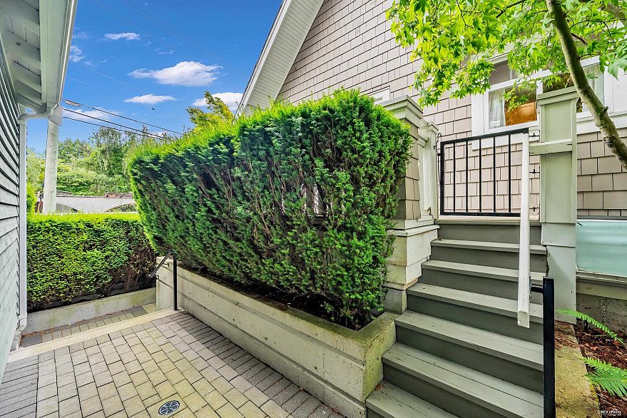 2459 W 39th Avenue