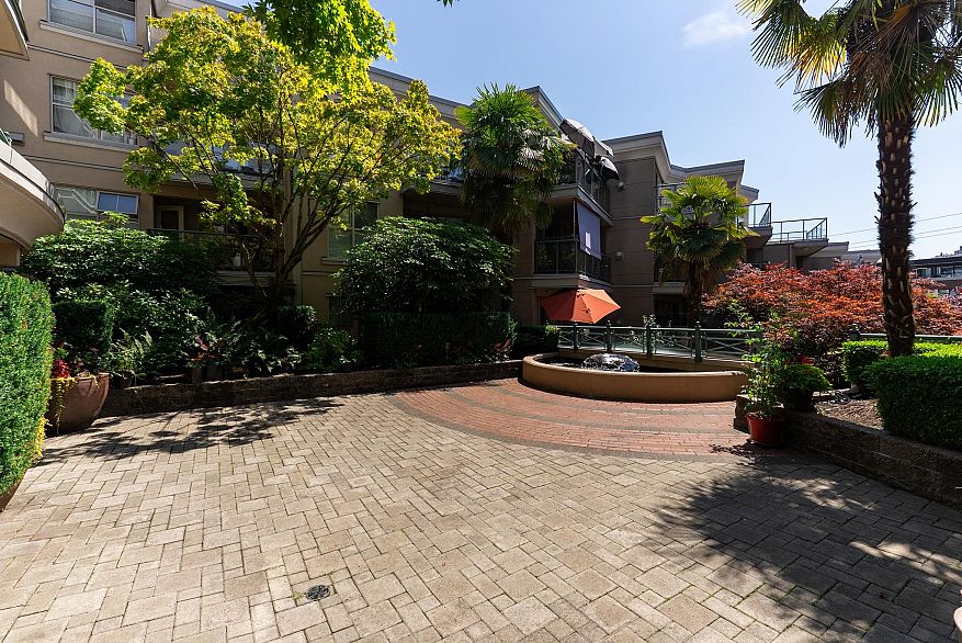 323 332 Lonsdale Avenue