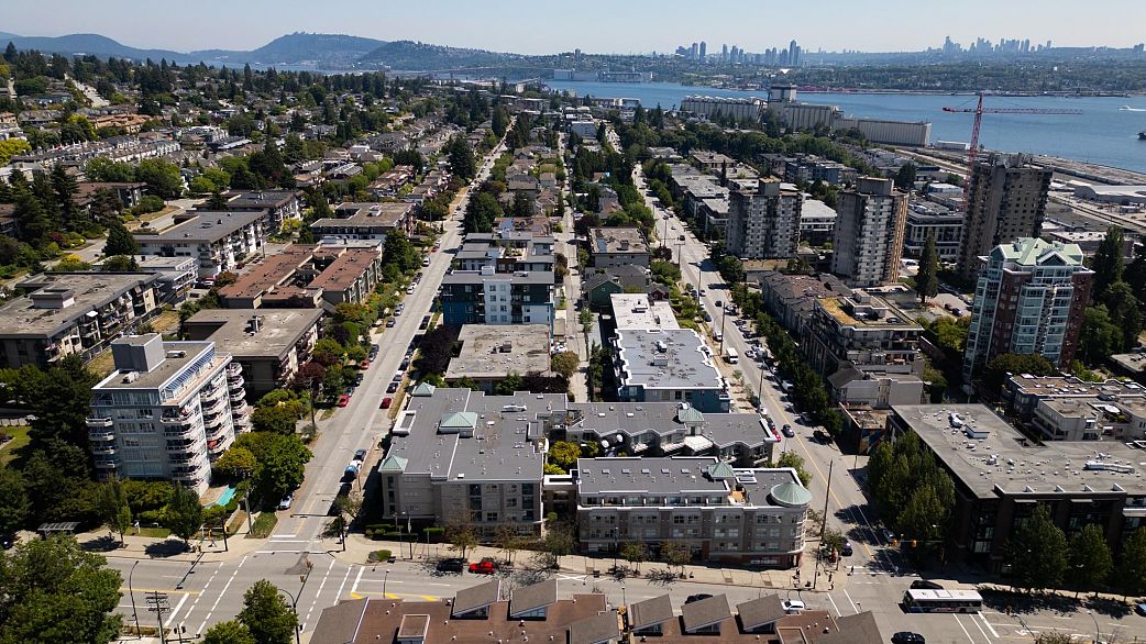 323 332 Lonsdale Avenue
