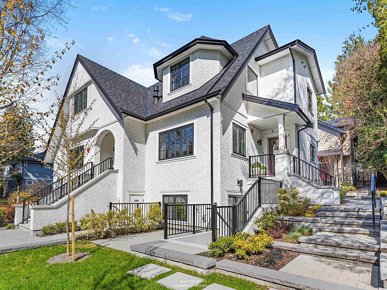 3 4088 Maple Crescent