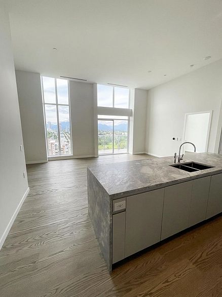 2803 7433 Cambie Street