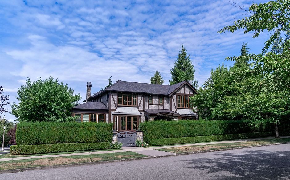 4281 Pine Crescent