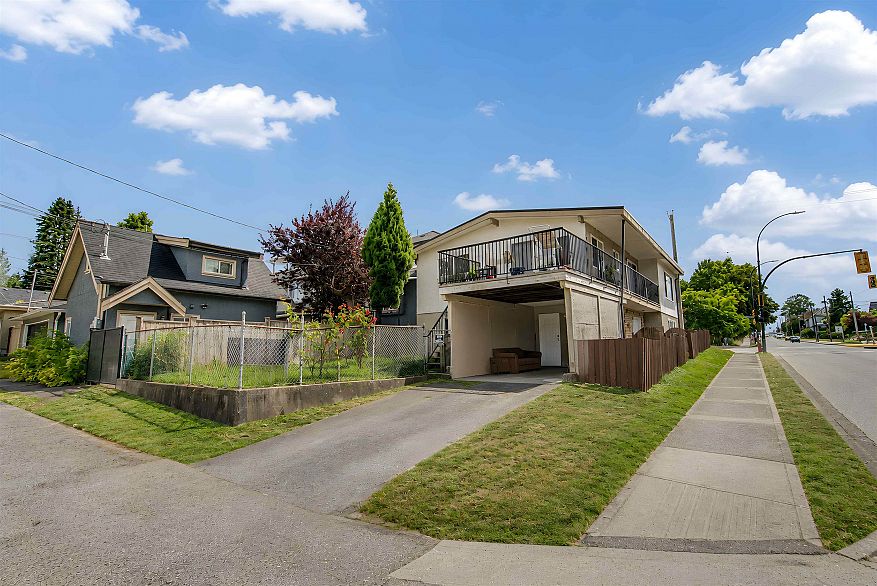 1020 E King Edward Avenue