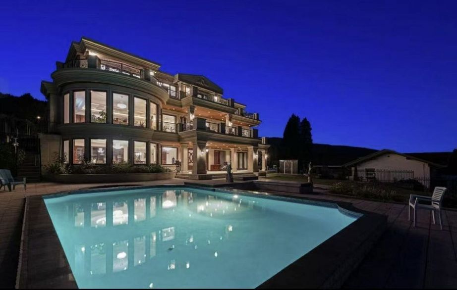 Main and Above 1327 CHARTWELL DR, West Vancouver BC V7S 2R4