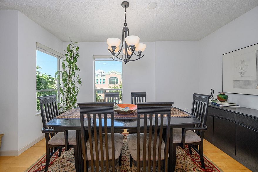 212 910 W 8th Avenue
