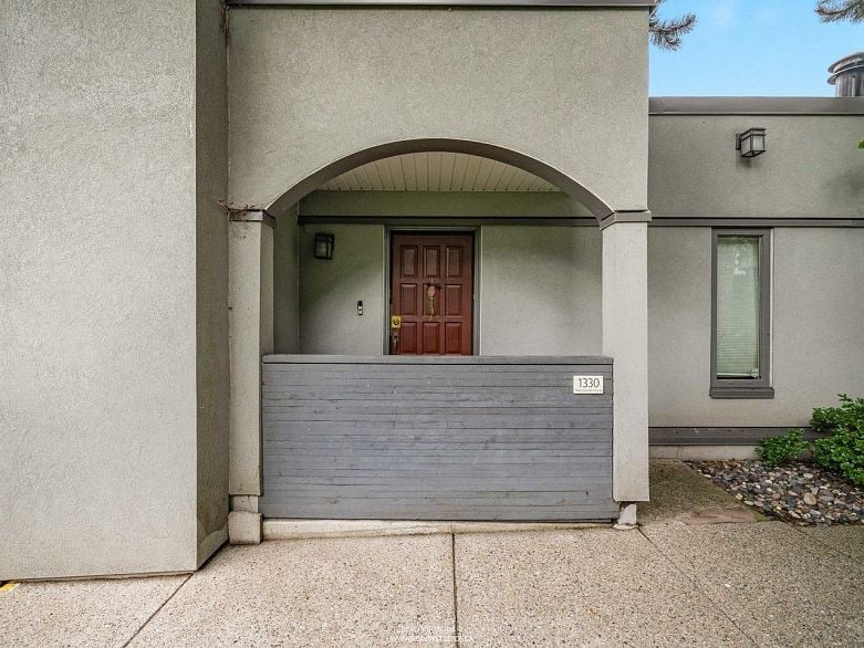 1330 W 7th Avenue