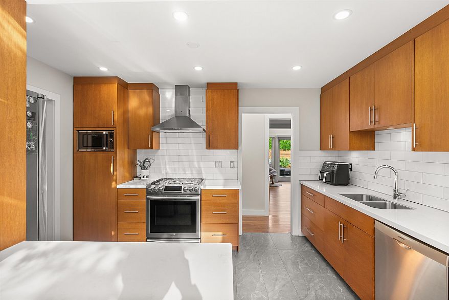 894 Eden Crescent