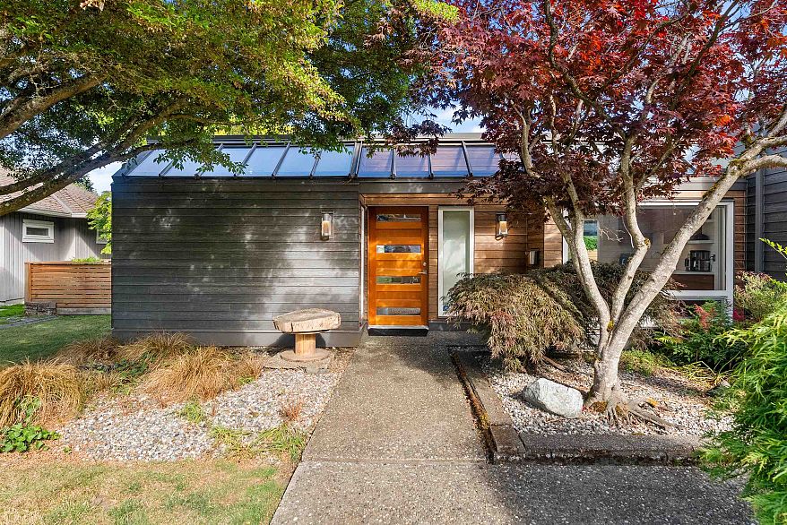 894 Eden Crescent