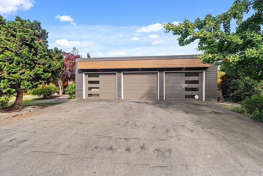 894 Eden Crescent